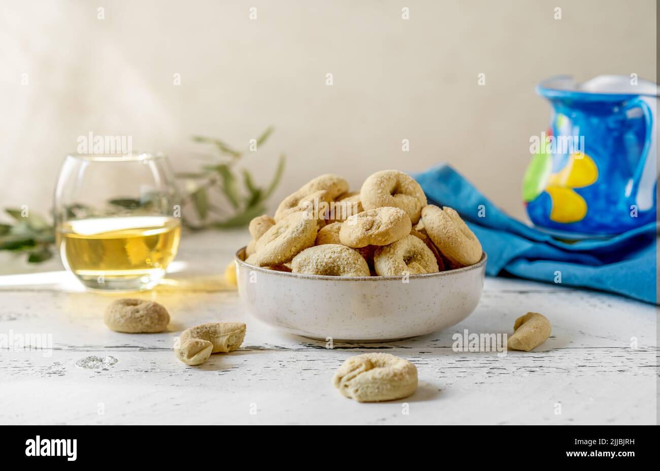 Biscuits italiens sucrés Tarali à base de vin blanc, de sucre, d'huile d'olive, d'œufs et de farine Banque D'Images