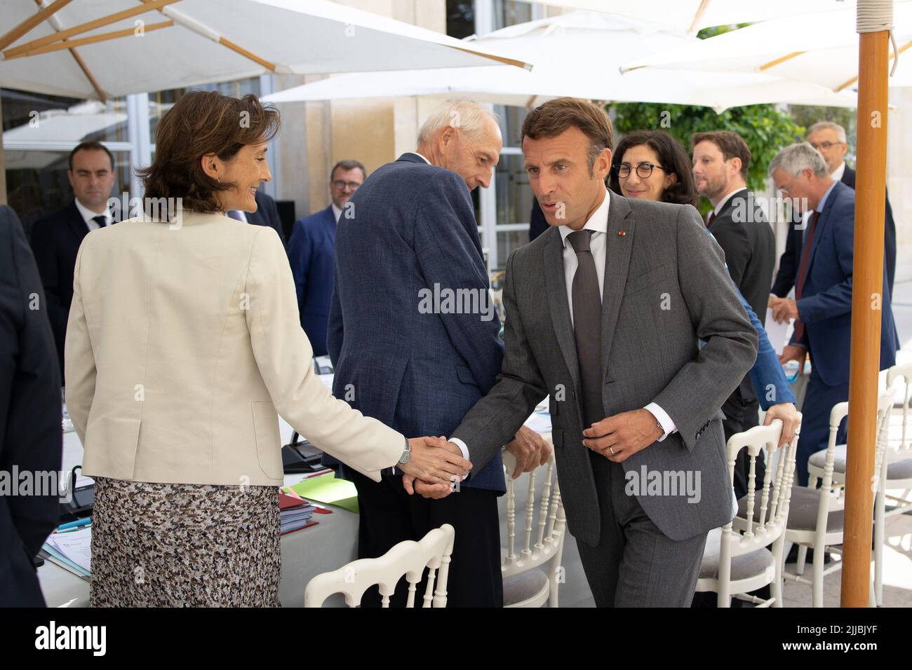 Paris, France, 25 juillet 2022. Le président français Emmanuel Macron va serrer la main avec la ministre des Sports Amélie Oudea-Castera alors qu’il tient un conseil olympique à l’Elysée sur les Jeux Olympiques de 2024 à Paris sur 25 juillet 2022. Photo de Raphael Lafargue/ABACAPRESS.COM Banque D'Images