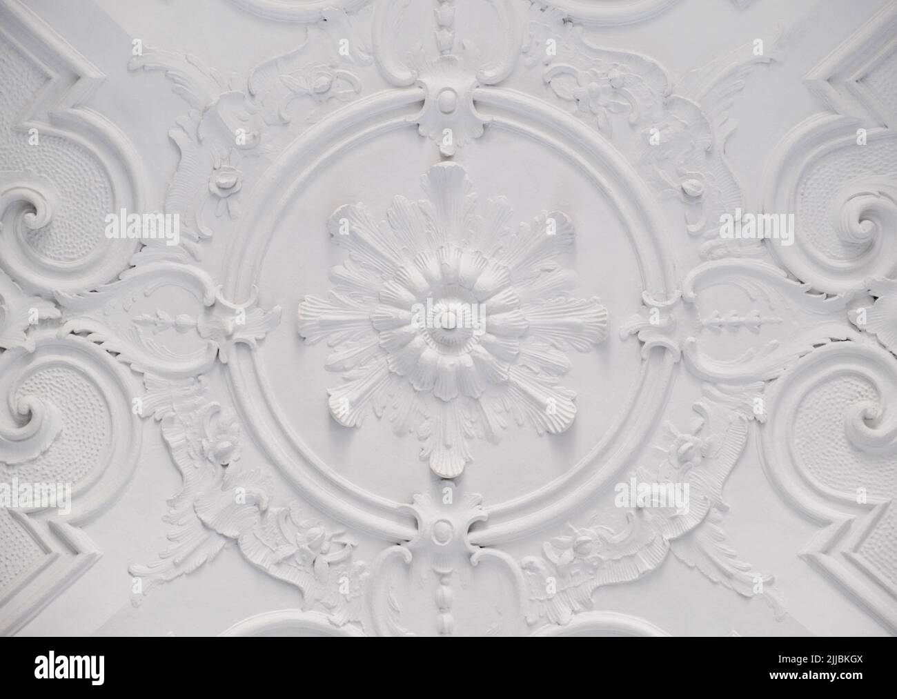 Élément décoratif pour plafond à douille en plâtre blanc. Intérieur en stuc de relief Banque D'Images