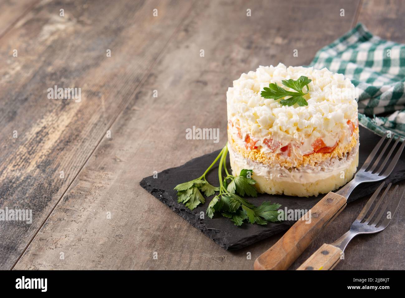 Salade russe traditionnelle Mimosa sur table en bois Banque D'Images
