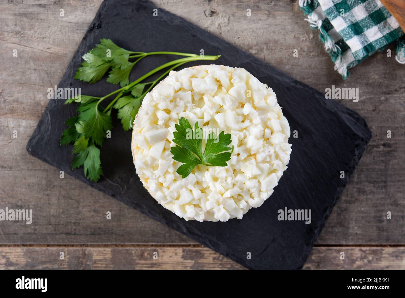 Salade russe traditionnelle Mimosa sur table en bois Banque D'Images