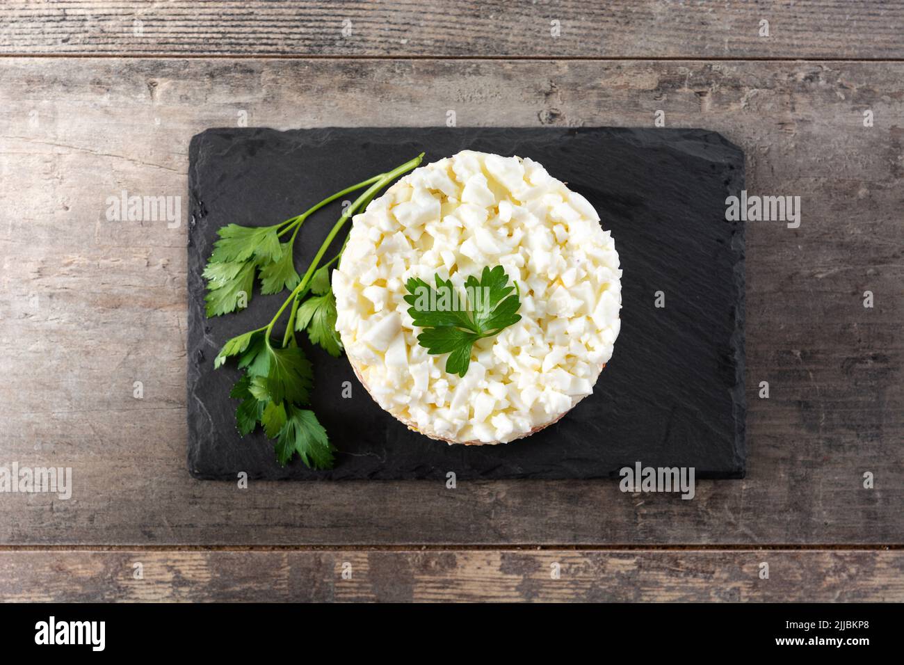 Salade russe traditionnelle Mimosa sur table en bois Banque D'Images