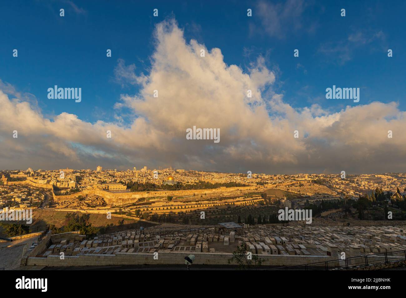 Vue panoramique sur la vieille ville de Jérusalem du Mont des Oliviers, en Israël. Banque D'Images