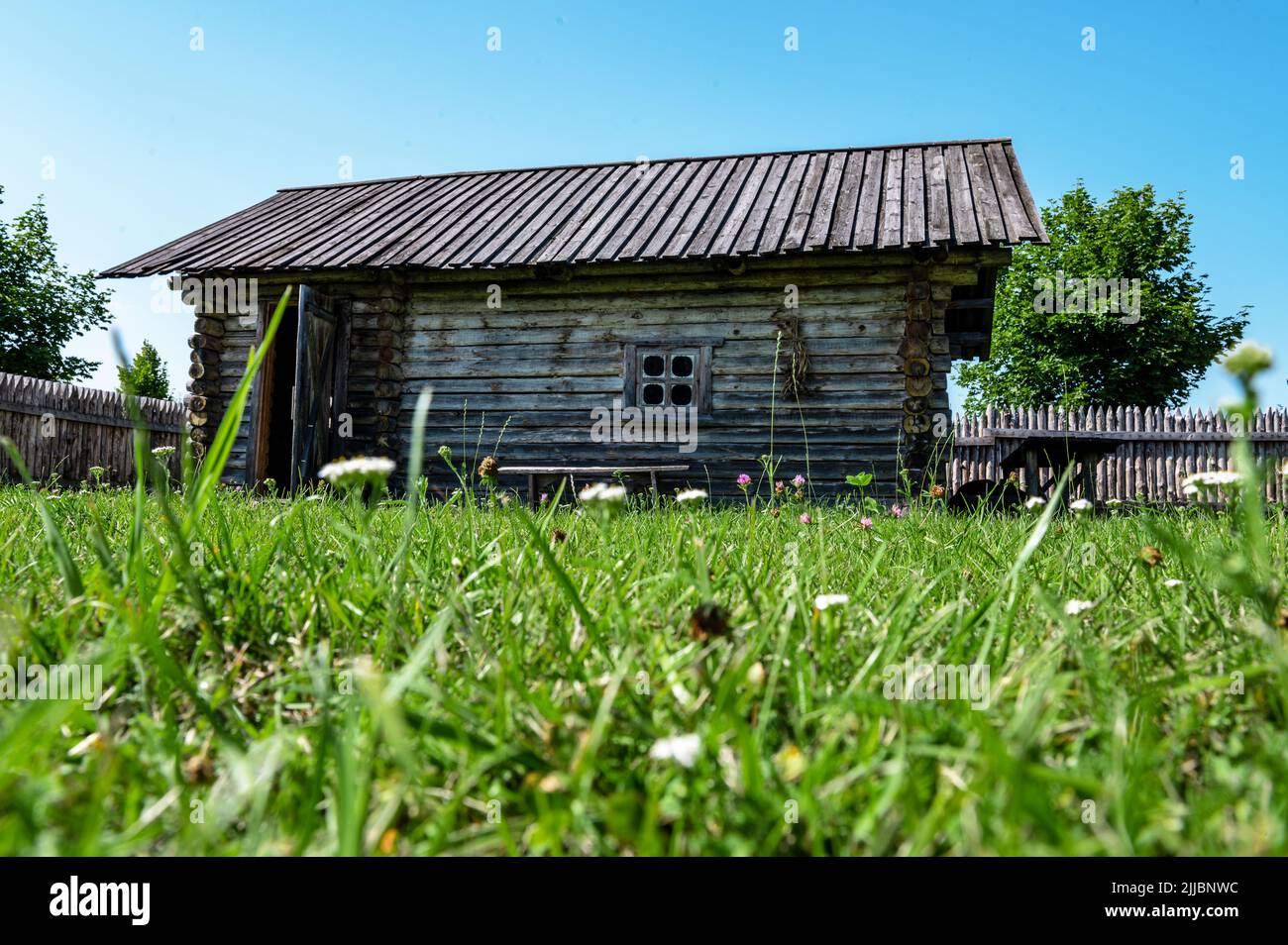 Ancienne maison authentique en bois. Vestiges de la maison ancienne. Ancienne maison rurale traditionnelle ukrainienne. Russe ukrainien authentique. Banque D'Images