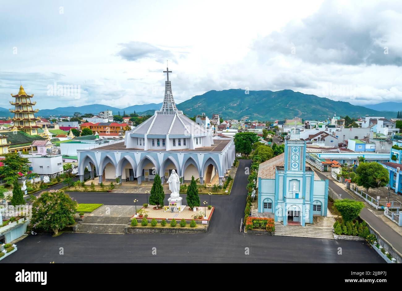 Vue aérienne Architecture à l'extérieur de la cathédrale Bao Loc, Vietnam. Un lieu pour les paroissiens de venir à la confession et prier pour la paix pour leurs familles Banque D'Images