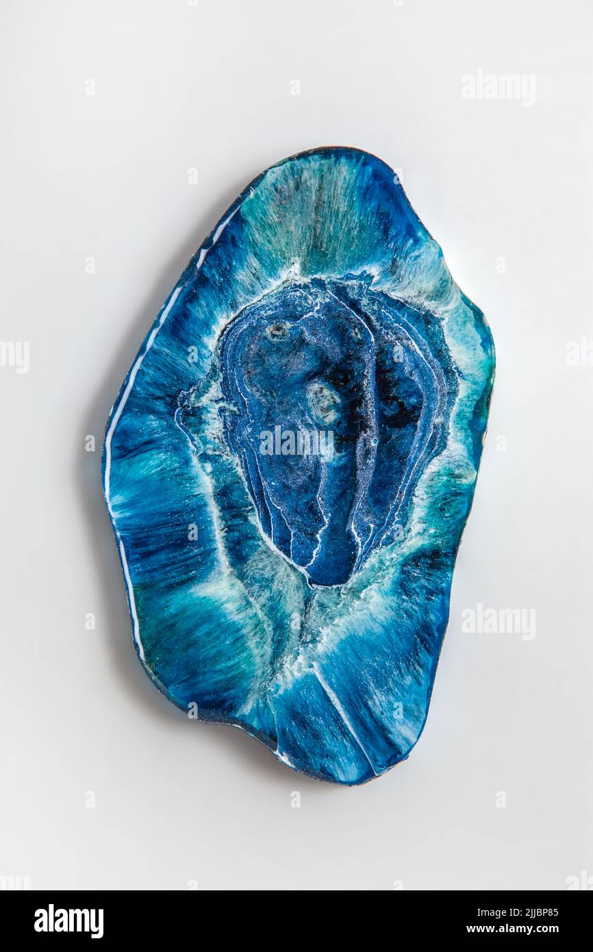 Produit de résine époxy fait à la main : un support pour bijoux sous forme de mer bleue avec vagues. Banque D'Images