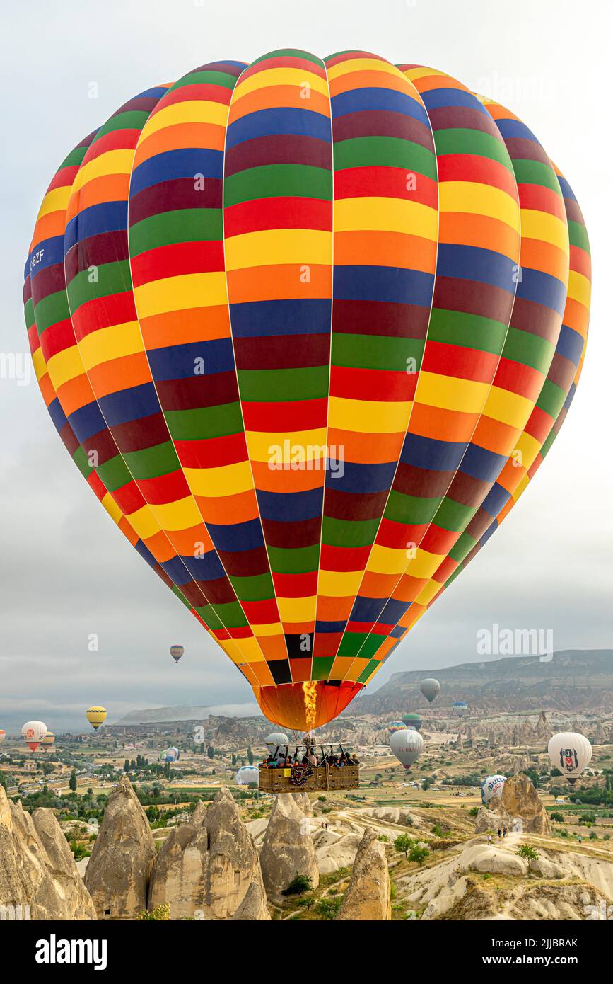 GÖREME/TURQUIE - 29 juin 2022: Ballon d'air chaud coloré survole la ville de göreme. cappadoce. Banque D'Images