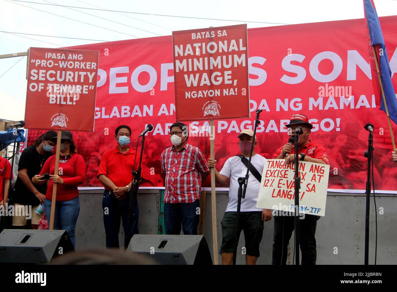 Philippines. 25th juillet 2022. Les chefs des militants prennent la parole sur leurs programmes SONA NG BAYAN après avoir marché le long de l'avenue Commonwealth depuis le campus de l'Université des Philippines (Diliman) pour organiser une marche de protestation près de Batasan Pambansa dans la ville de Quezon où le président du fils du dictateur Ferdinand ''Bong-Bomg Marcos Jr. Livrera son premier État de la nation Adresse (SONA) à la Maison du Représentant'son 25 juillet 2022. (Credit image: © Gregorio B. Dantes Jr/Pacific Press via ZUMA Press Wire) Banque D'Images