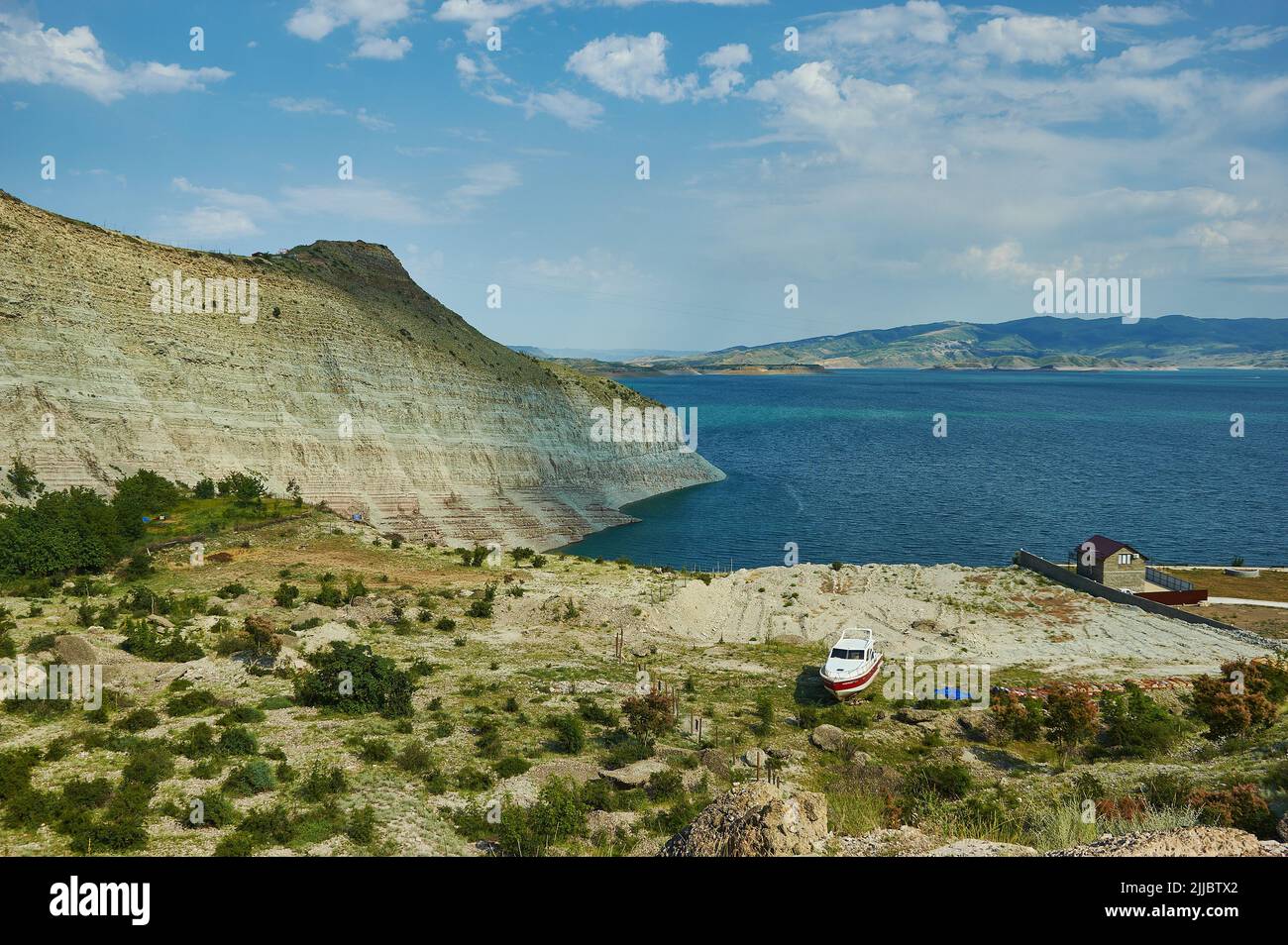 Réservoir de Chirkey Dagestan, paysage de montagne avec route de terre à proximité du réservoir Banque D'Images