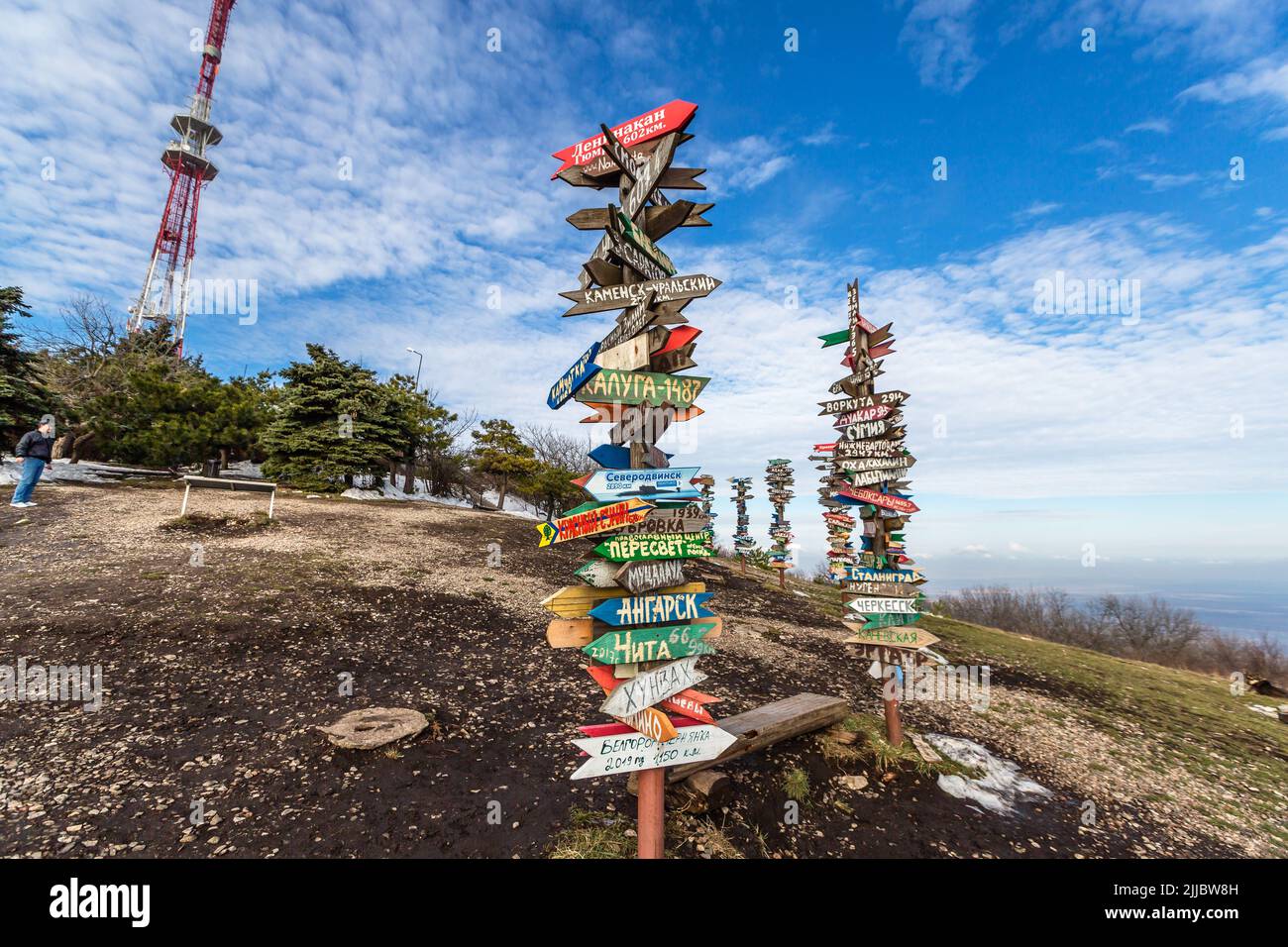 Caucase, Pyatigorsk, Russie: Paysage sur le poste de montagne avec des villes de pointeurs et banc en bois sur le sommet Banque D'Images