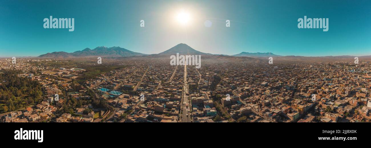 Ville d'Arequipa, Pérou avec sa route vers le célèbre volcan Misti Banque D'Images