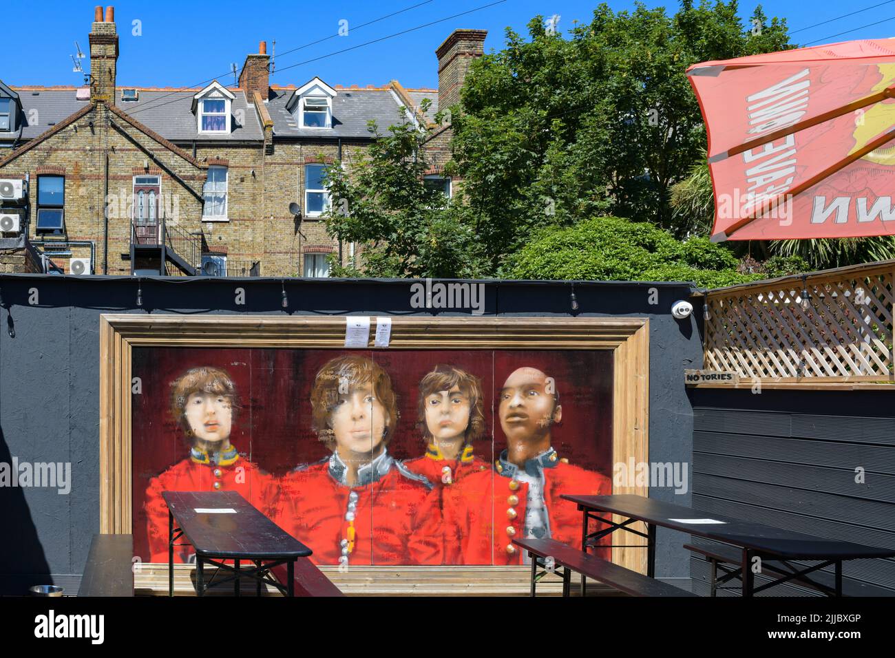 Waste Land pub Biergarten avec fresque de Libertines, The Albion Rooms, Margate, Kent, Angleterre, ROYAUME-UNI Banque D'Images