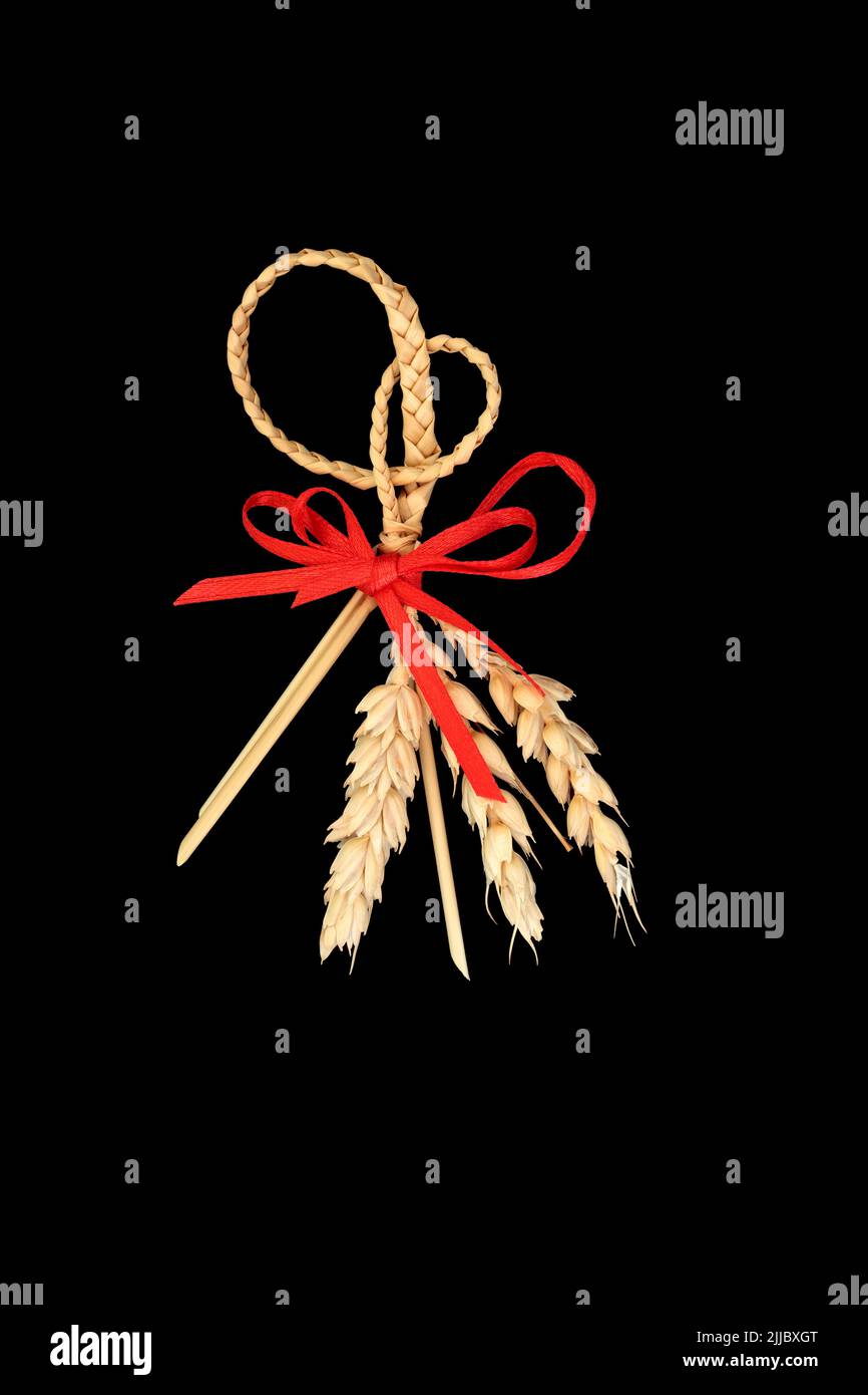 Tas de paille tressée naturelle. Symbole traditionnel de la fertilité du wiccan païen utilisé dans les rituels de récolte agricole européens à l'ancienne. Sur le noir. Vue de dessus Banque D'Images Tas de paille tressée naturelle. Symbole traditionnel de la fertilité du wiccan païen utilisé dans les rituels de récolte agricole européens à l'ancienne. Sur le noir. Vue de dessus Banque D'Images