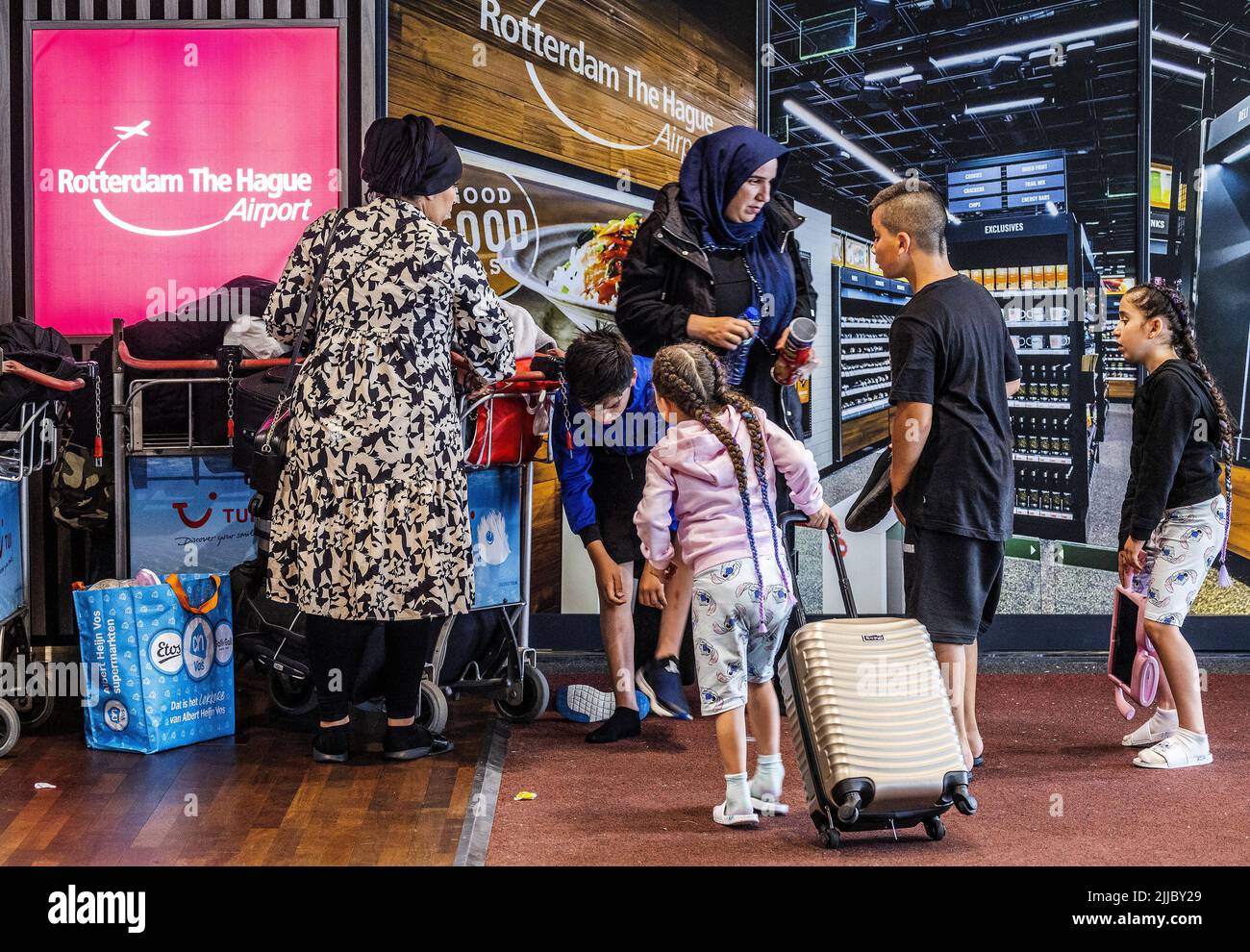 2022-07-25 12:12:16 ROTTERDAM - les passagers attendent à Rotterdam l'aéroport de la Haye après un retard sérieux de leur vol à destination de vacances en Turquie. Environ 170 passagers partiraient dimanche soir avec Corendon à Ankara. ANP JEFFREY GROENEWEG pays-bas hors - belgique hors Banque D'Images