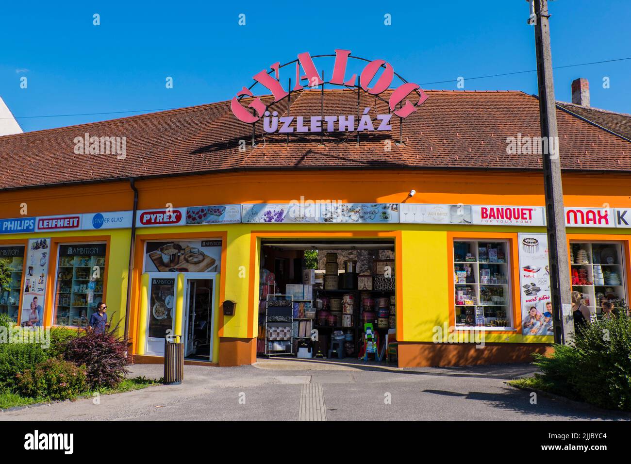 Extérieur de la boutique d'articles ménagers généraux, Keszthely, Hongrie Banque D'Images
