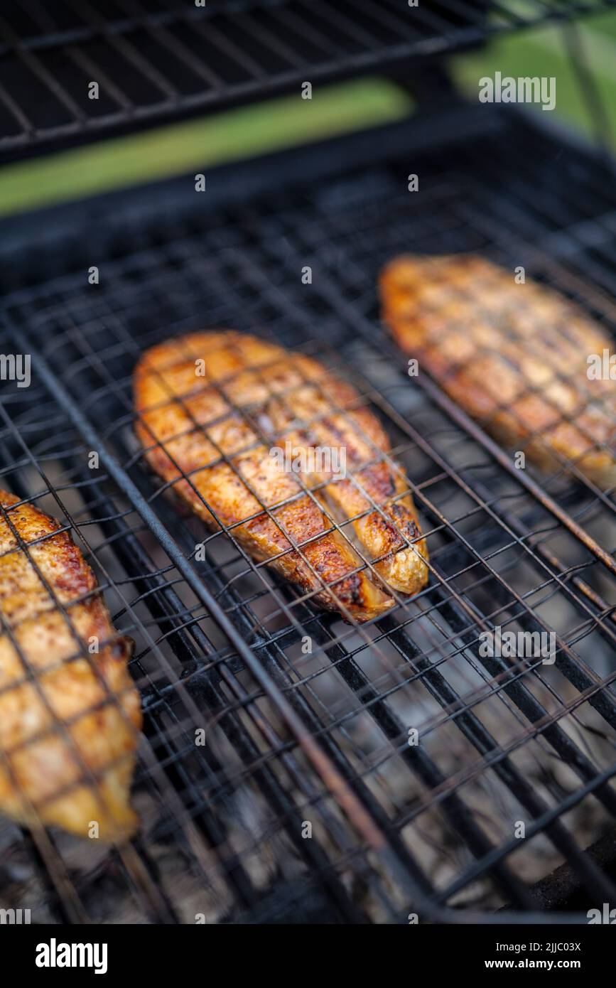 concentration sélective. les steaks de saumon sur le grill sont en bois de chauffage dans la cour. Banque D'Images