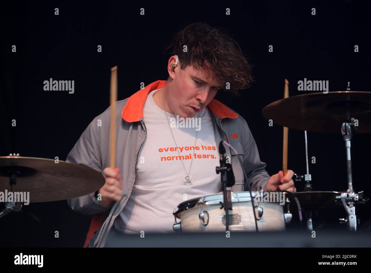 Irvine, Ayrshire, Écosse, Royaume-Uni. Le premier concert inaugral faisant des vagues se tient à Irvine Beach Park. Fatherson est un groupe de rock alternatif écossais formé à Kilmarnock, composé de Ross Leighton (guitare, chant), Marc Strain (basse) et Greg Walkinshaw (batterie) Banque D'Images