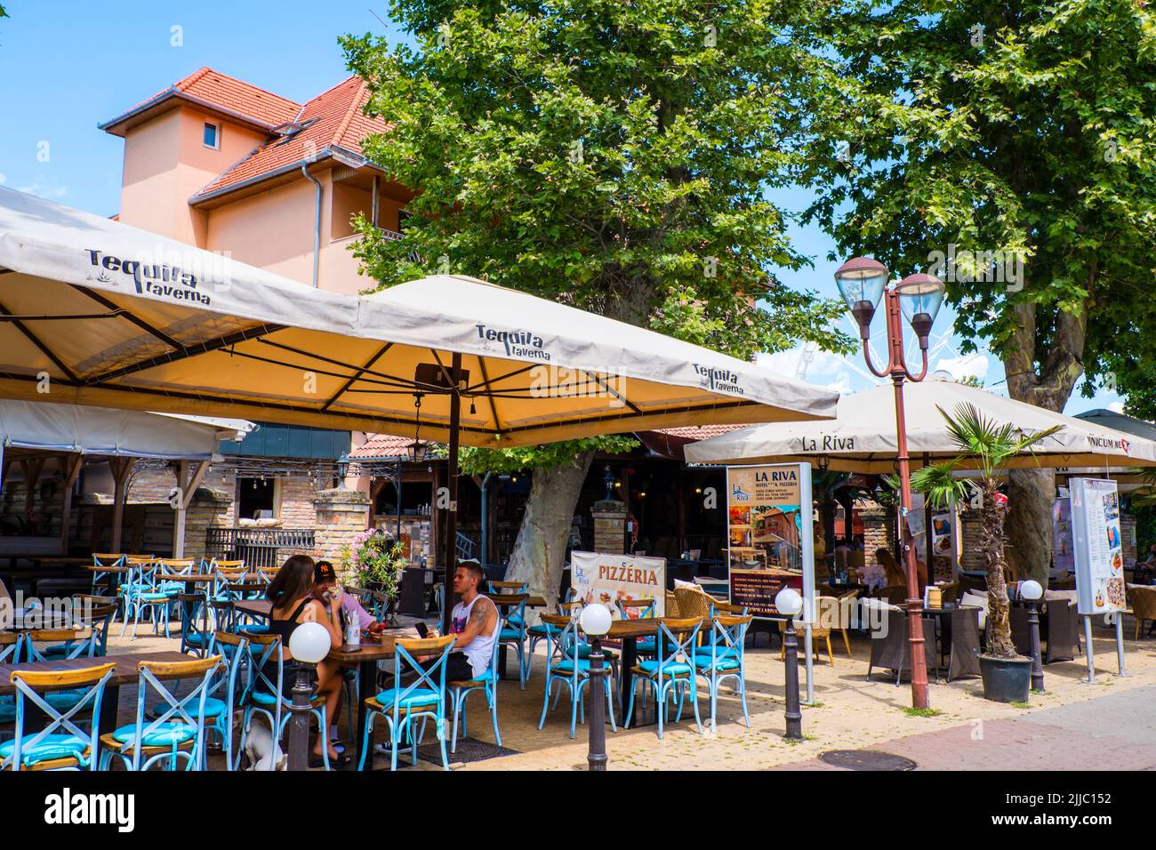 Terrasses de restaurants, Korzo, Petőfi sétány, rue piétonne principale près de la plage, Siofok, Hongrie Banque D'Images