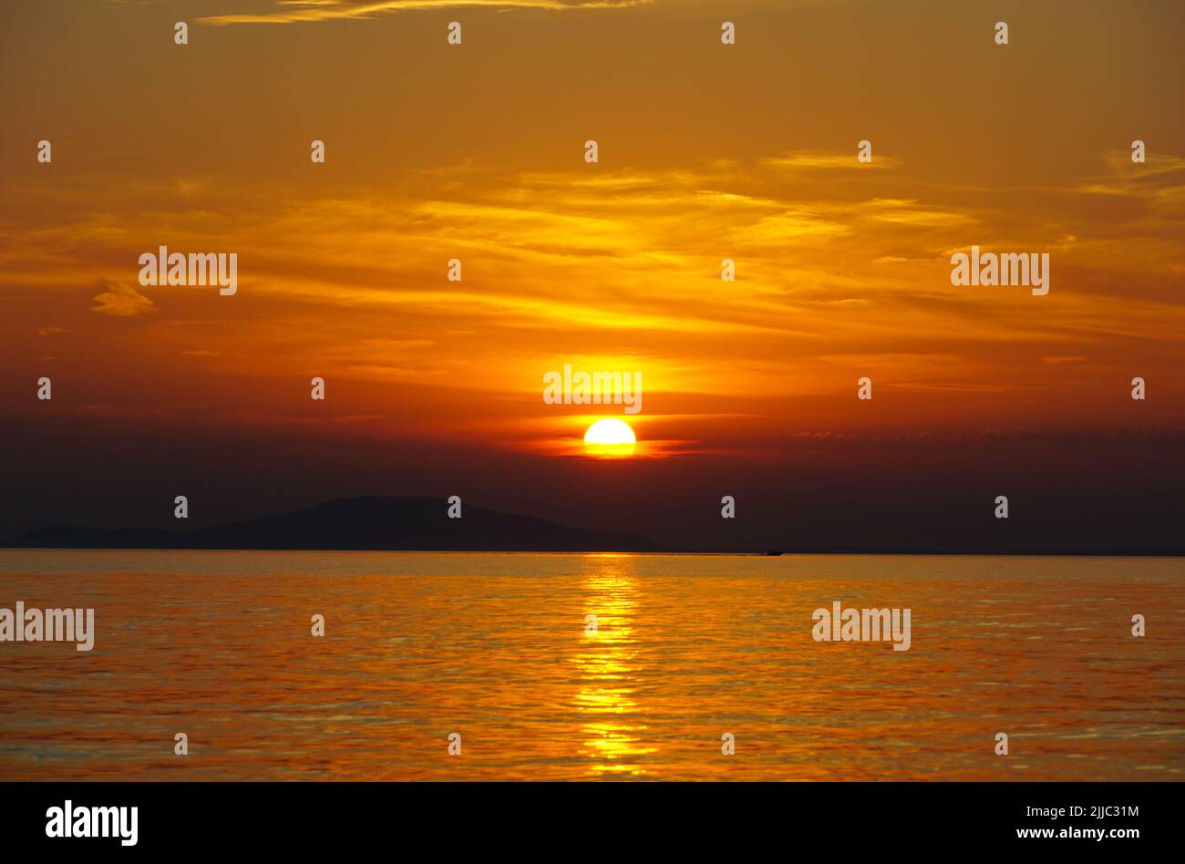 Concept de réchauffement de la planète et de chauffage de la Terre avec boule de soleil jaune au-dessus des nuages sombres et de la surface orange de la mer Banque D'Images