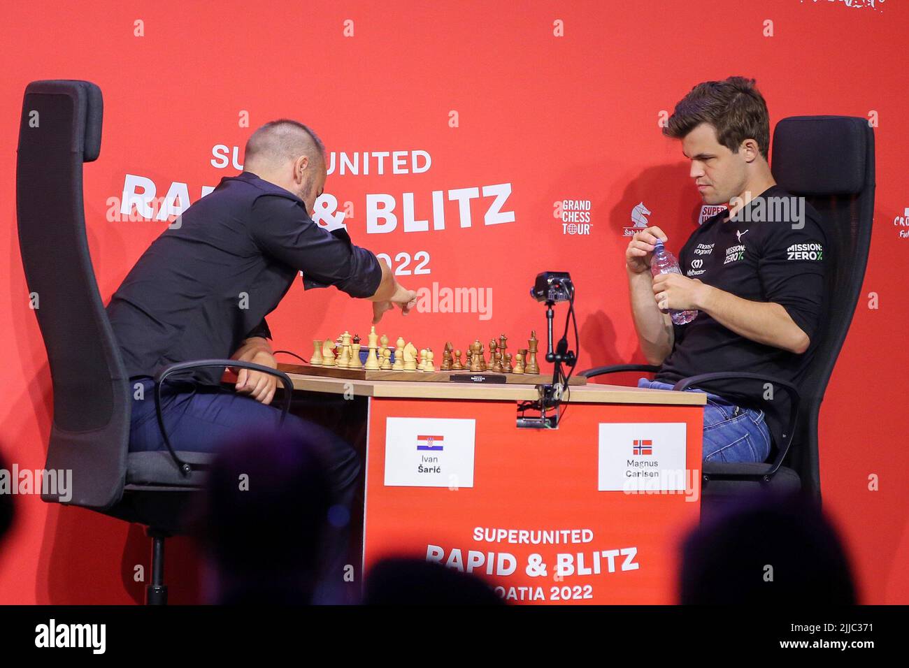 (220725) -- ZAGREB, 25 juillet (Xinhua) -- Magnus Carlsen (R) de Norvège et Ivan Saric de Croatie concourent lors d'un match de la série Grand Chess Tour à Zagreb, Croatie sur 24 juillet 2022. (Matija Habljak/PIXSELL via Xinhua) Banque D'Images