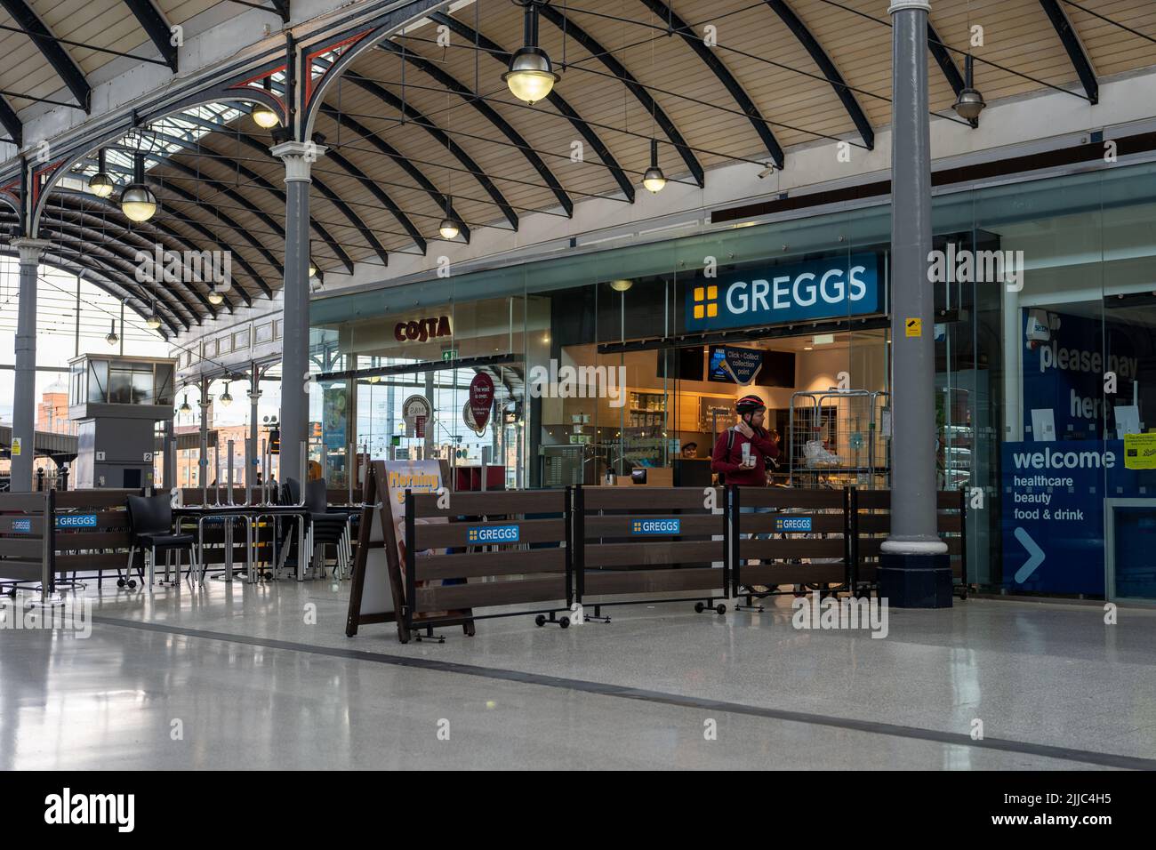 Succursales de Costa Coffee et Greggs à la gare de Newcastle upon Tyne, Royaume-Uni Banque D'Images