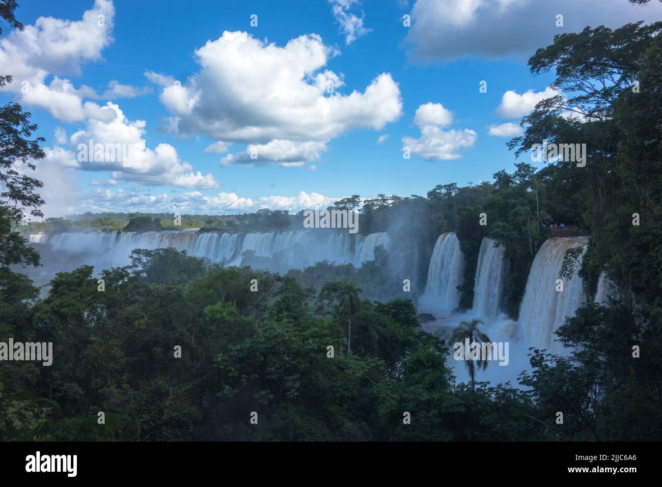 Vue panoramique immense depuis l'automne d'Iguazu, Catarata Argentine côté bleu ciel vert forêt eaux murmurées de la rivière Iguazu fort courant. Banque D'Images
