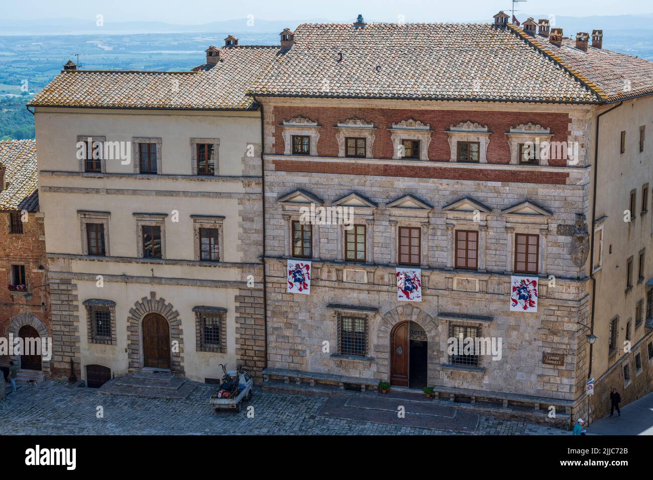 Vue imprenable sur le Palazzo Contucci sur la Piazza Grande depuis la tour du Palazzo Comunale, dans la ville de Montepulciano, en Toscane, en Italie Banque D'Images