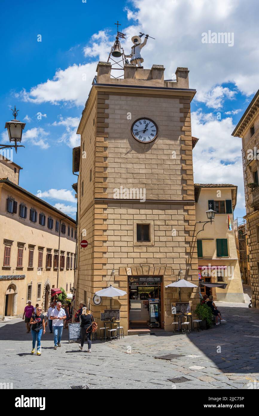 Torre di Pulcinella sur la Piazza Michelozzo à Montepulciano, Toscane, Italie Banque D'Images