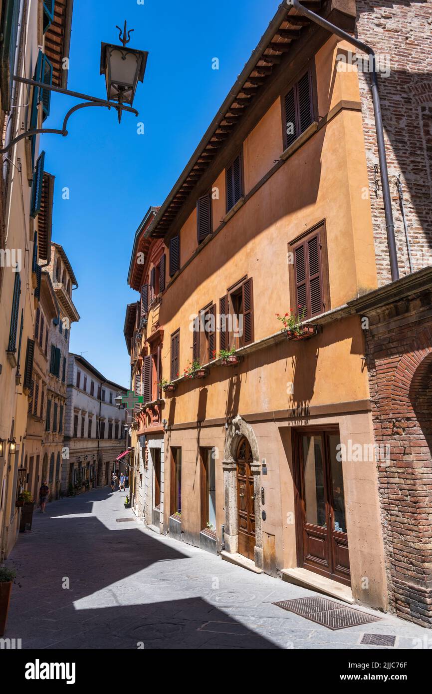 Rue étroite et sinueuse de via di Voltaia nel Corso à Montepulciano, Toscane, Italie Banque D'Images