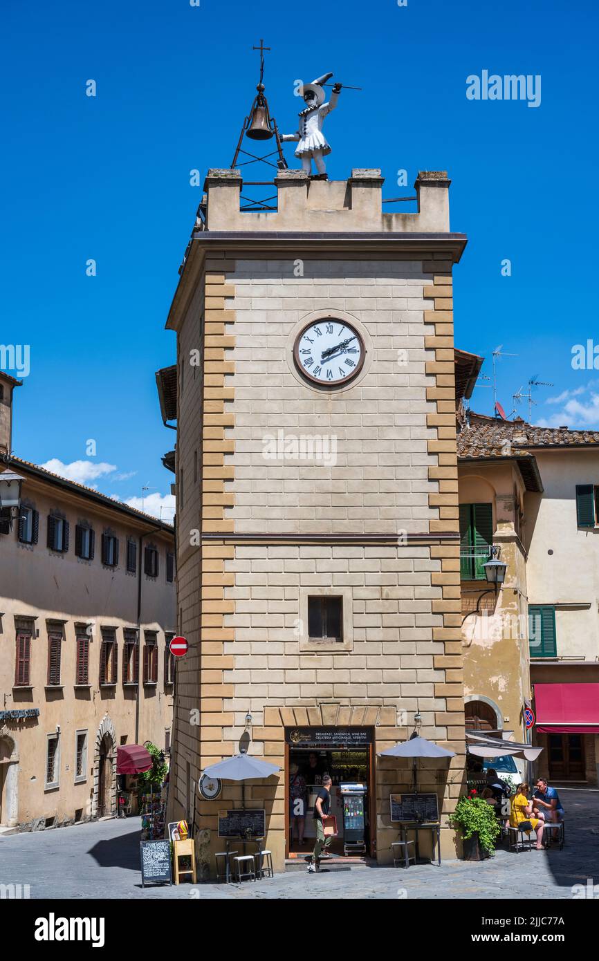 Torre di Pulcinella sur la Piazza Michelozzo à Montepulciano, Toscane, Italie Banque D'Images