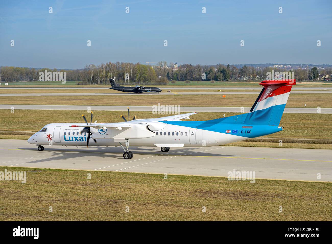 Munich, Allemagne - 22. 2022 avril : Luxair Bombardier DHC-8-402Q Dash 8 avec l'immatriculation de l'avion OO-SSR est en train de rouler au sol pour décollage sur le nord Banque D'Images