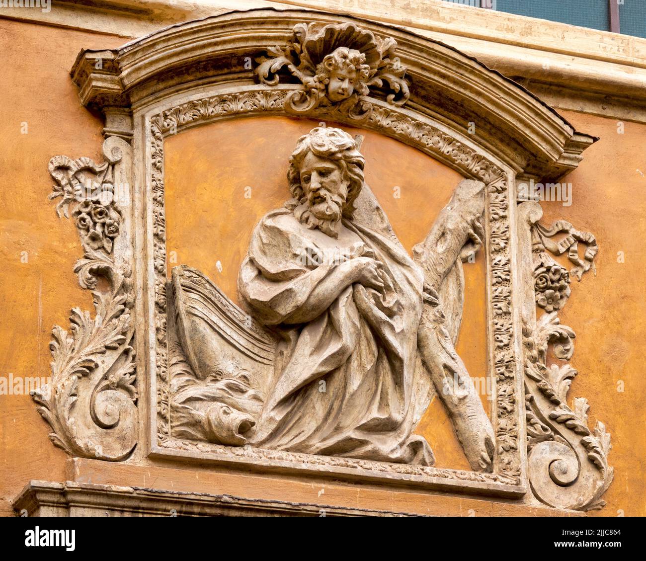 Haut relief au-dessus de l'entrée de l'Oratoire de Sant'Andrea dei Pescivendoli, Rome, Italie Banque D'Images