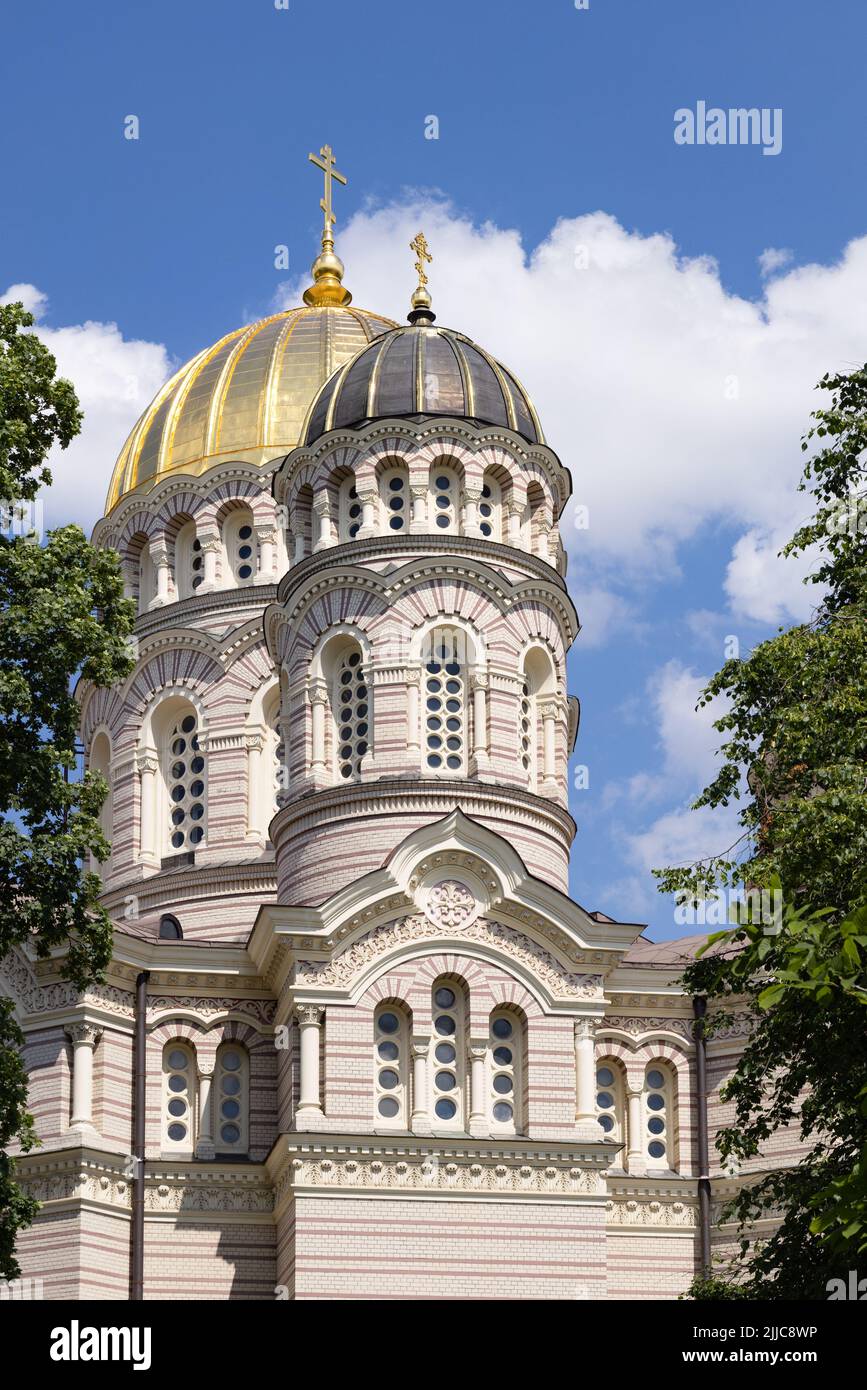 Architecture néo-byzantine et dôme dans la vue extérieure de la Nativité du Christ Cathédrale orthodoxe Riga Lettonie Europe Banque D'Images