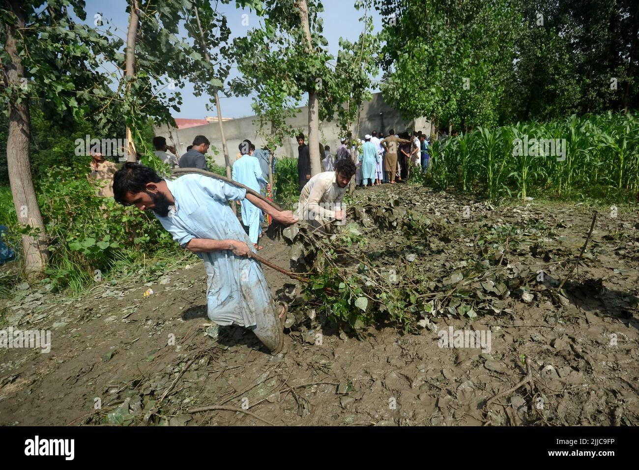 Peshawar, Pakistan, 24/07/2022, inondation dans la région de Mathura Shagai Hindkian Wazir Qila de Peshawar depuis sept heures du matin. Des barrages de sécurité devaient être construits à plusieurs endroits en vertu de la Loi, mais en raison de l'augmentation continue des inondations, les barrages de sécurité à trois endroits ont également été évacués. L'administration a déjà ouvert les déversements du barrage de Varsik, alors qu'elle était en Afghanistan et dans les zones tribales. En raison de la pluie continue depuis l'an dernier, l'eau s'est détournée vers les zones mentionnées pour lesquelles des mesures d'urgence sont nécessaires. (Photo de Hussain Ali/Pacific Press) Banque D'Images