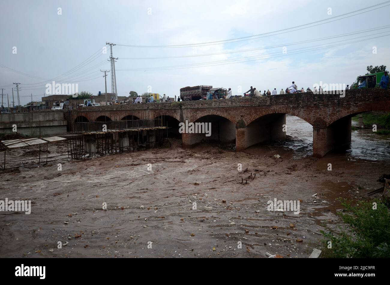 Peshawar, Pakistan, 24/07/2022, inondation dans la région de Mathura Shagai Hindkian Wazir Qila de Peshawar depuis sept heures du matin. Des barrages de sécurité devaient être construits à plusieurs endroits en vertu de la Loi, mais en raison de l'augmentation continue des inondations, les barrages de sécurité à trois endroits ont également été évacués. L'administration a déjà ouvert les déversements du barrage de Varsik, alors qu'elle était en Afghanistan et dans les zones tribales. En raison de la pluie continue depuis l'an dernier, l'eau s'est détournée vers les zones mentionnées pour lesquelles des mesures d'urgence sont nécessaires. (Photo de Hussain Ali/Pacific Press) Banque D'Images