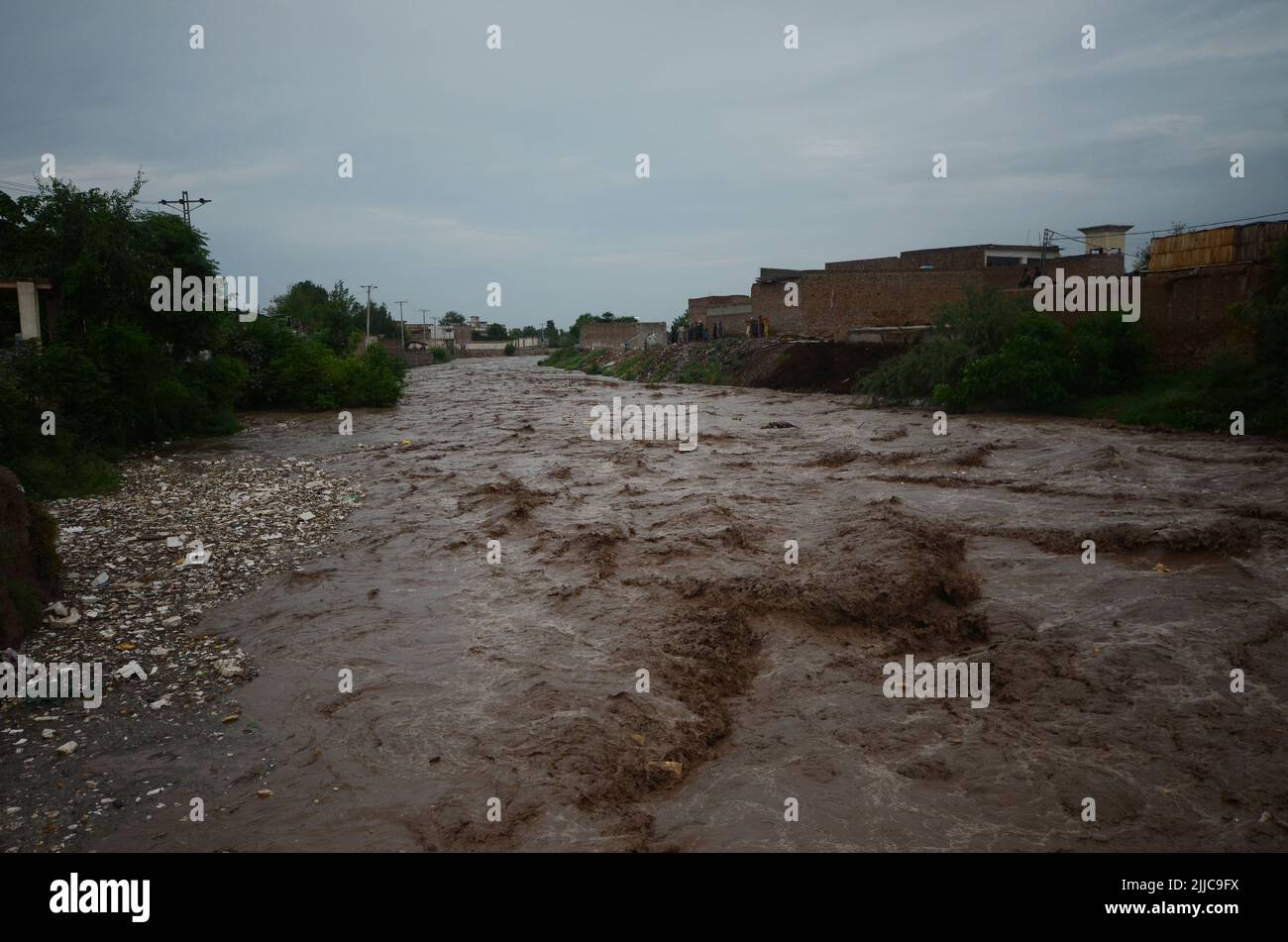 Peshawar, Pakistan, 24/07/2022, inondation dans la région de Mathura Shagai Hindkian Wazir Qila de Peshawar depuis sept heures du matin. Des barrages de sécurité devaient être construits à plusieurs endroits en vertu de la Loi, mais en raison de l'augmentation continue des inondations, les barrages de sécurité à trois endroits ont également été évacués. L'administration a déjà ouvert les déversements du barrage de Varsik, alors qu'elle était en Afghanistan et dans les zones tribales. En raison de la pluie continue depuis l'an dernier, l'eau s'est détournée vers les zones mentionnées pour lesquelles des mesures d'urgence sont nécessaires. (Photo de Hussain Ali/Pacific Press) Banque D'Images