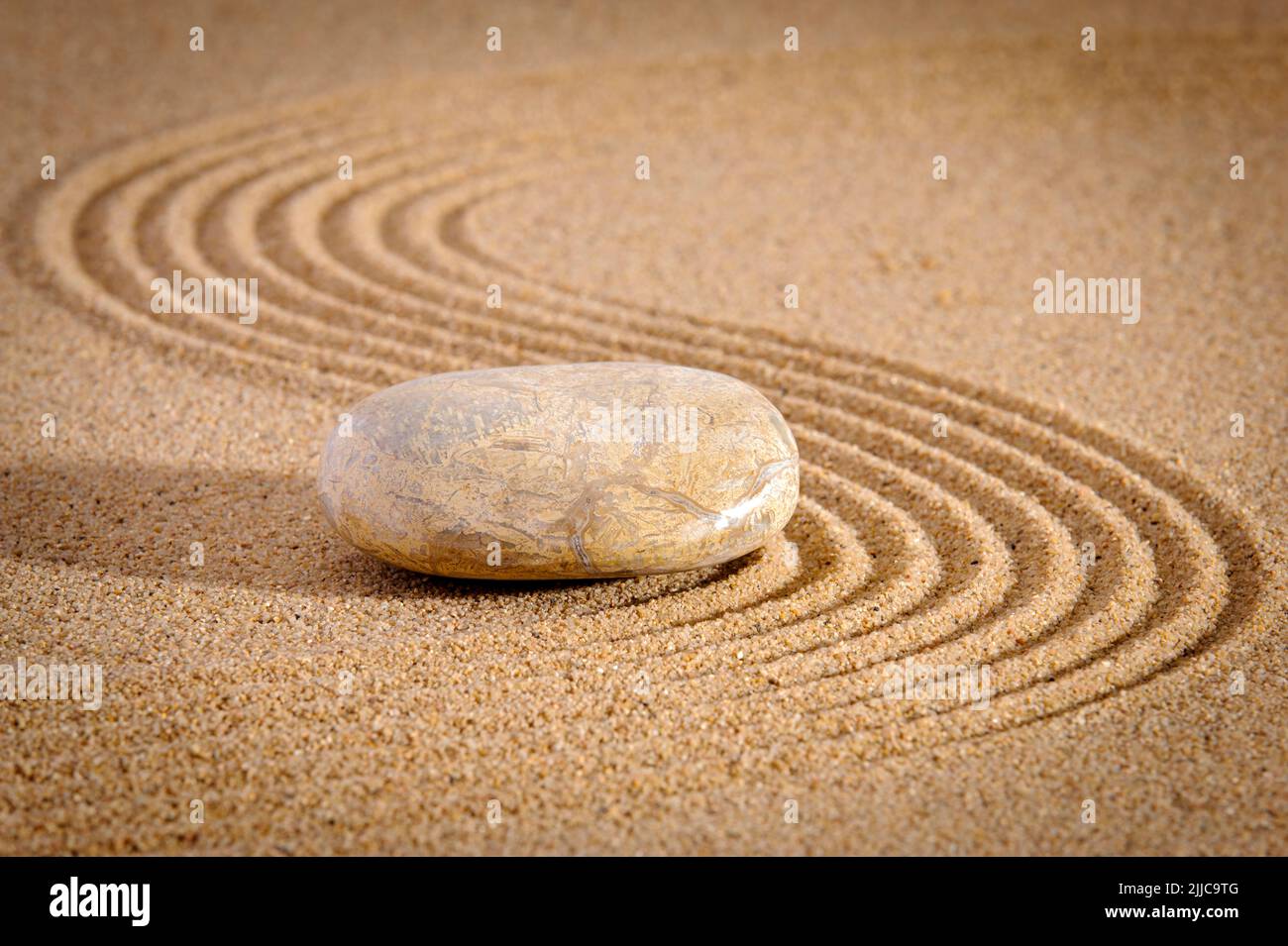 Garde zen japonaise avec pierre et sable Banque D'Images