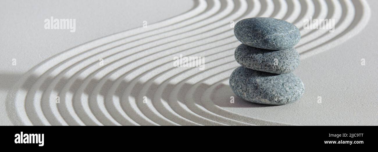 Garde zen japonaise avec pierre et sable Banque D'Images