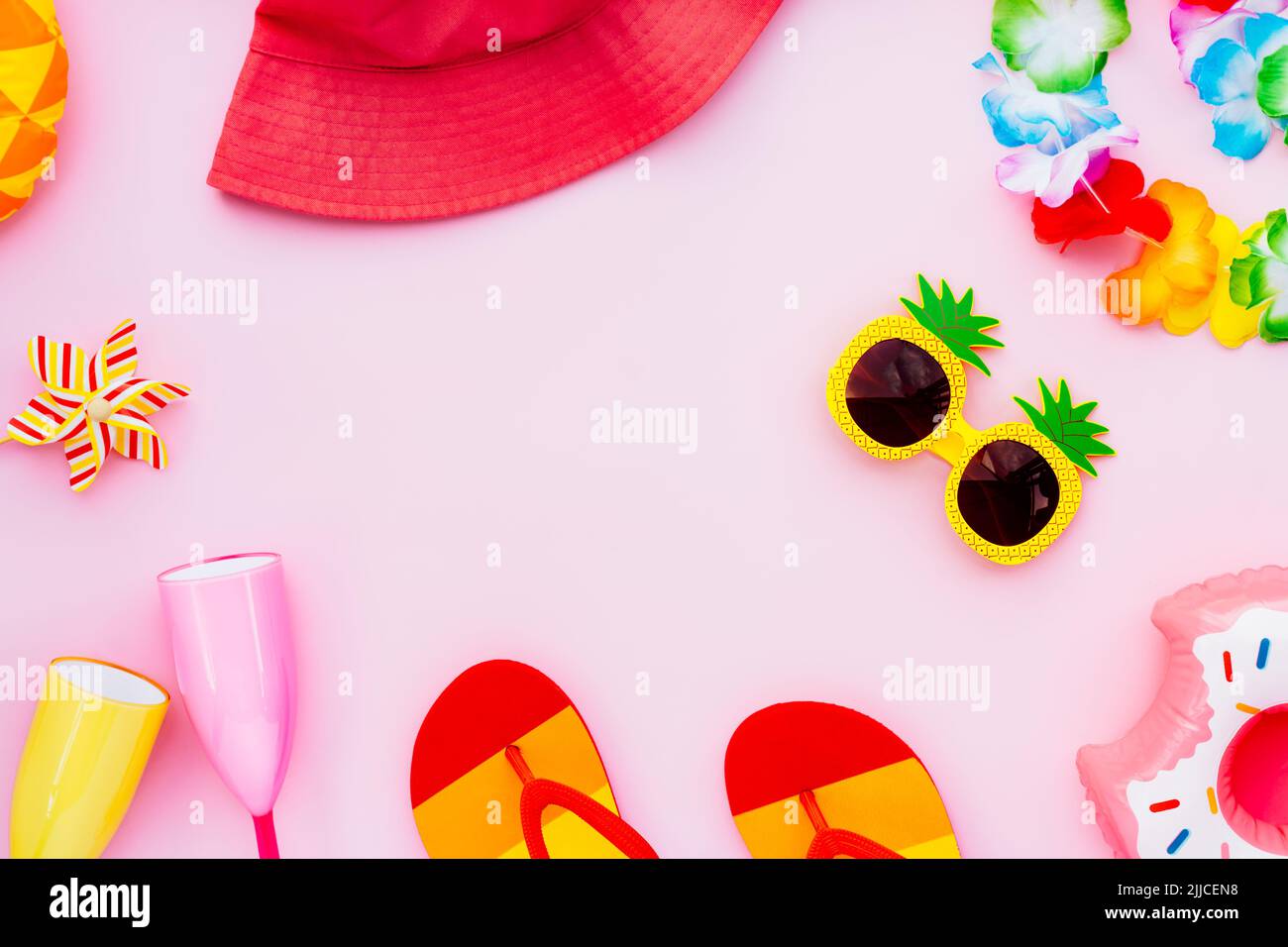 Flat Lay of Summer vibes concept avec articles colorés de fête de piscine, lunettes de soleil drôles, verres à cocktail. Porte-boissons gonflables, tongs, chapeau de seau, Banque D'Images Flat Lay of Summer vibes concept avec articles colorés de fête de piscine, lunettes de soleil drôles, verres à cocktail. Porte-boissons gonflables, tongs, chapeau de seau, Banque D'Images
