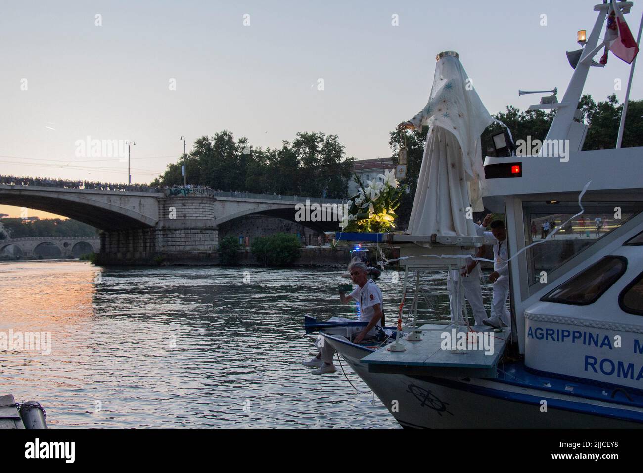 Roma Fiume Tevere ponte Garibaldi processione della Madonna Fiumarola Banque D'Images