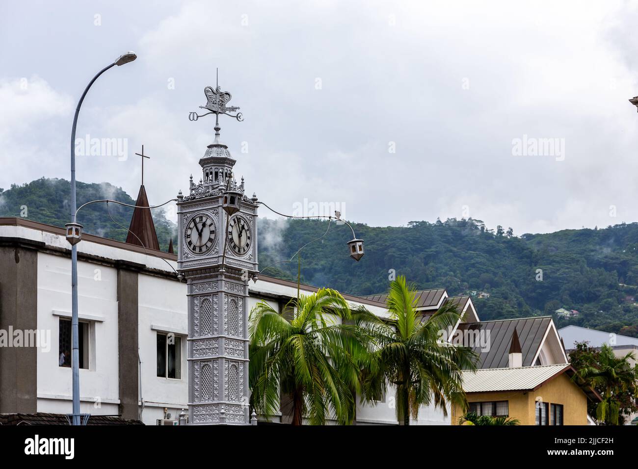 La tour de l'horloge de Victoria, ou « mini Big Ben », copie de Big Ben de Londres dans le centre-ville de Victoria, capitale des Seychelles, avec un ciel nuageux Banque D'Images