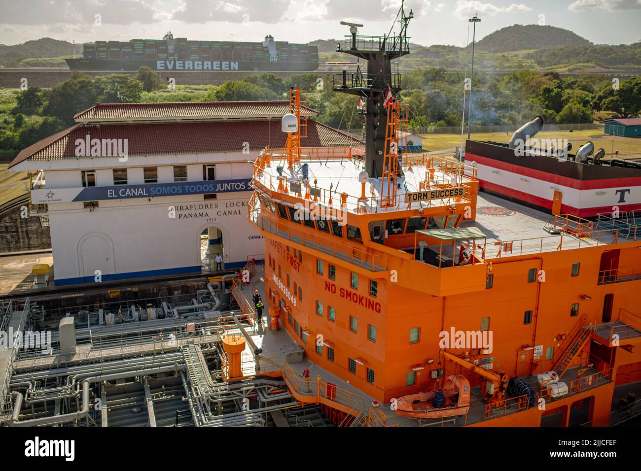 Un cargo traversant les écluses de Miraflores dans le canal de Panama, au Panama Banque D'Images