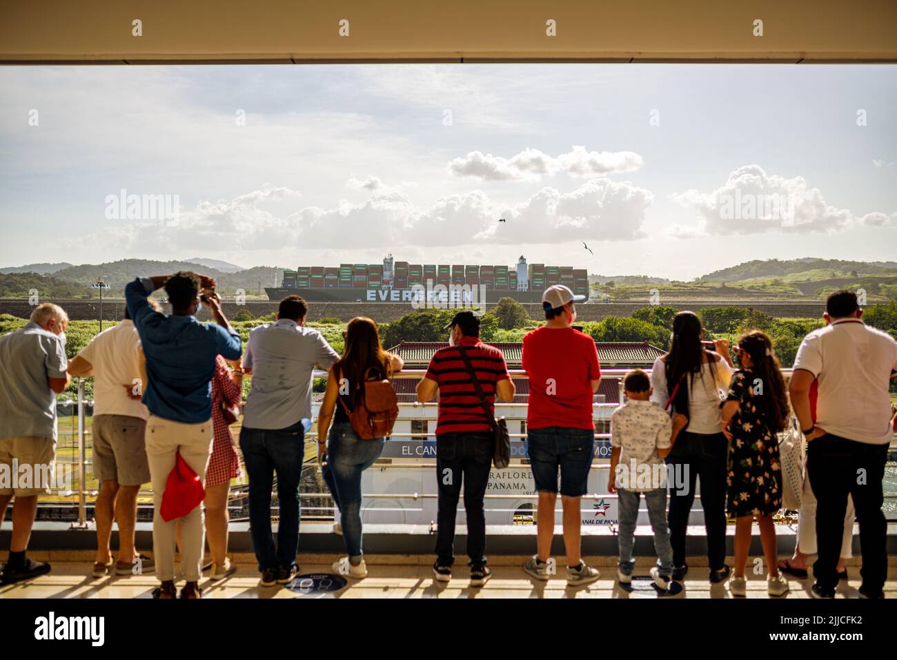 Les gens qui regardent les navires passent par les écluses de Miraflores dans le canal de Panama, Panama Banque D'Images