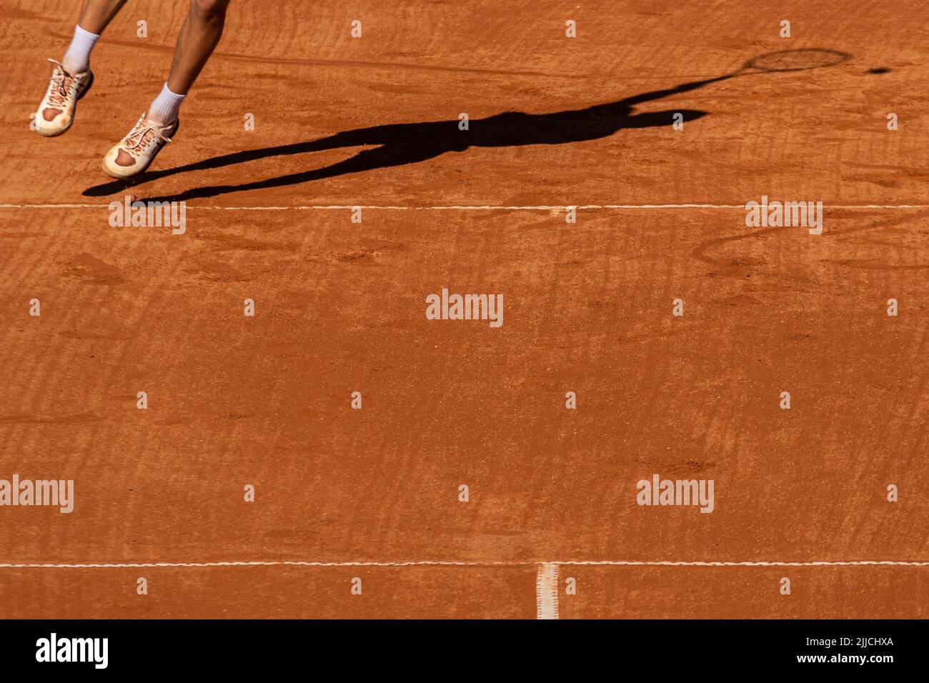 Joueur de tennis est suspendu avec son service lors d'un match ATP challenger. Banque D'Images