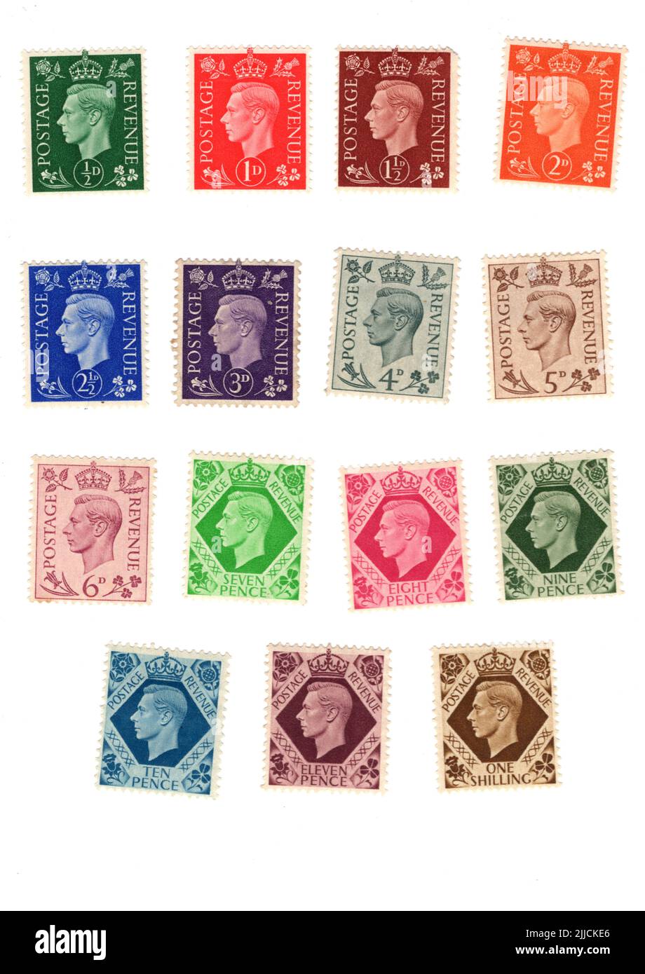 Une sélection de timbres-poste George VI GB vintage sur fond blanc. Banque D'Images