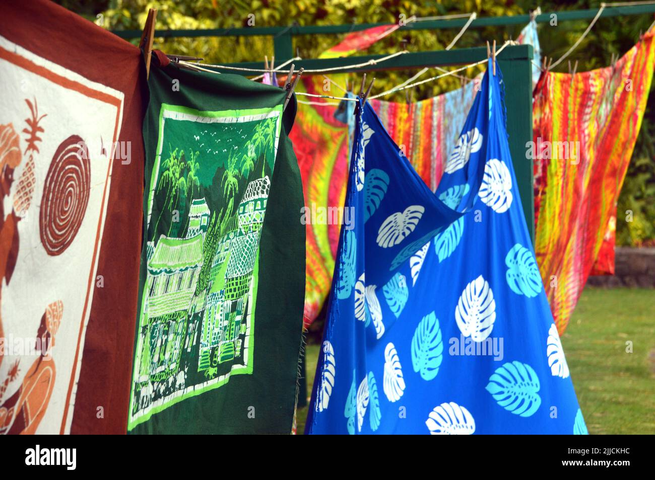 Tissus colorés de style Caribelle Batik suspendus au Romney Manor à côté du domaine de Wingfield à St Kitts & Nevis, dans les Caraïbes. Banque D'Images