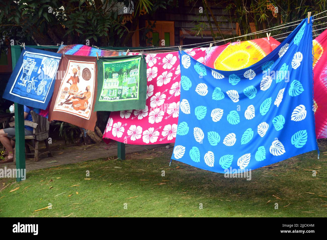 Tissus colorés de style Caribelle Batik suspendus au Romney Manor à côté du domaine de Wingfield à St Kitts & Nevis, dans les Caraïbes. Banque D'Images