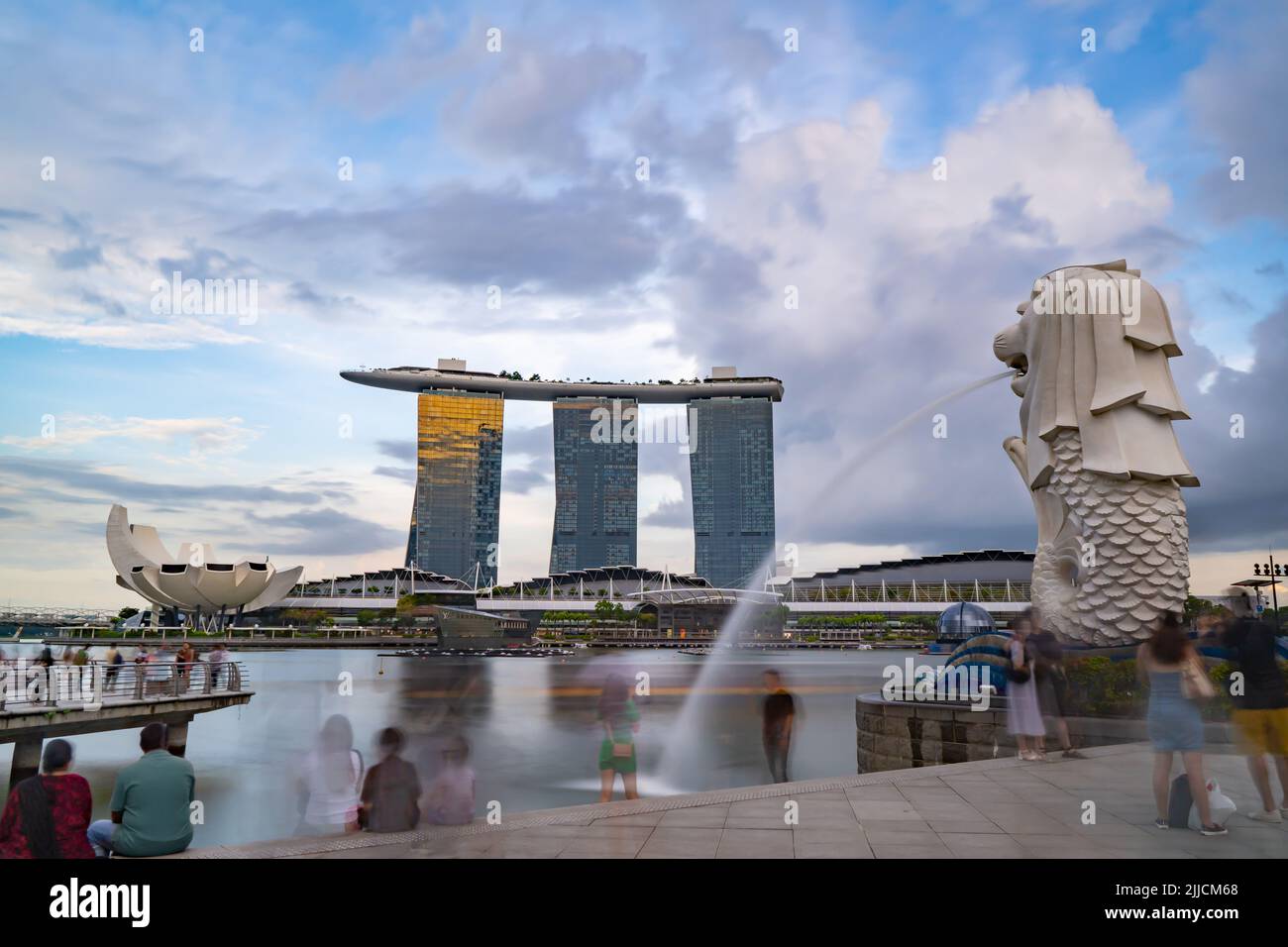 Singapour - 21 juillet 2022 : fontaine de la statue du Merlion, bâtiment des sables de la baie de Marina et musée des arts tourné avec une technique de longue exposition. Banque D'Images