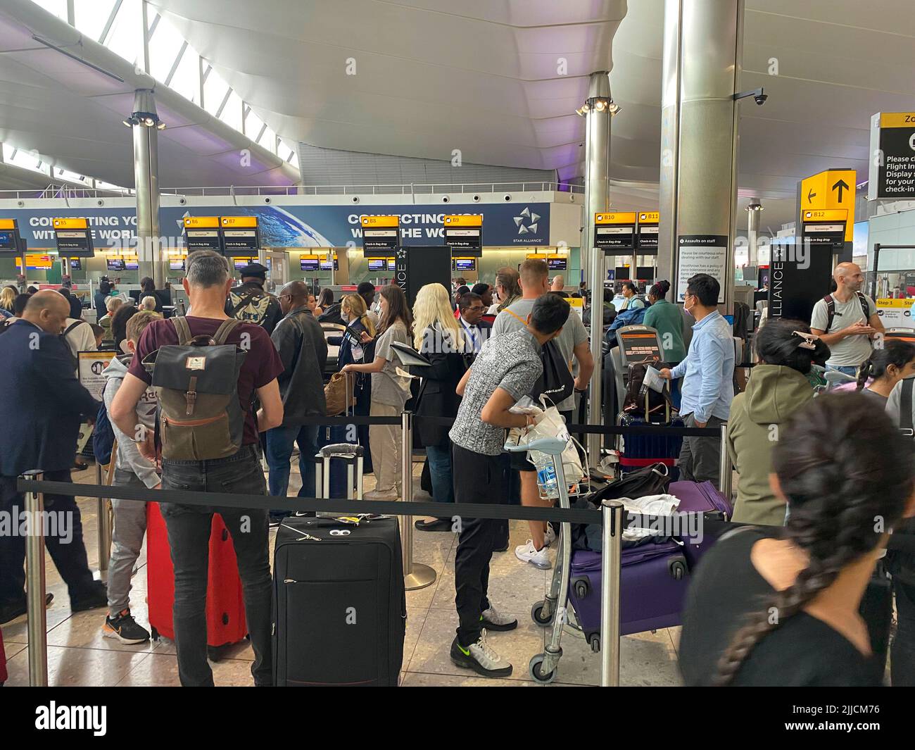 Les passagers font la queue pour s'enregistrer au terminal 2 de l'aéroport d'Heathrow, Londres, tandis que les familles s'embarquent pour des escapades au début des vacances d'été dans de nombreuses écoles d'Angleterre et du pays de Galles. Date de la photo: Lundi 25 juillet 2022. Banque D'Images