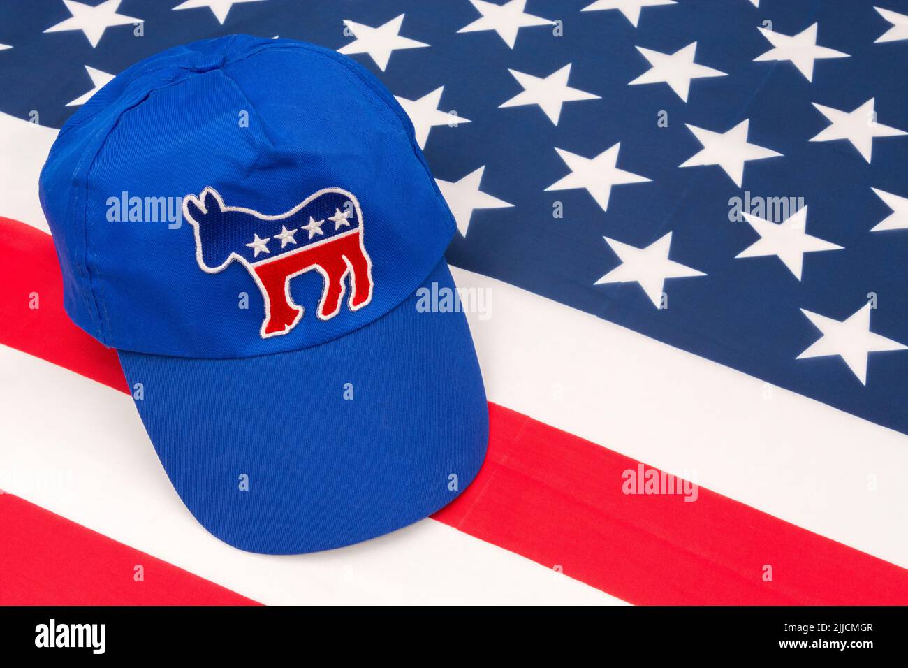 Casquette DNC bleue avec badge d'âne DEM et drapeau US Stars and Stripes. Pour l'élection présidentielle américaine de 2024 et la vague rouge républicaine éliminent les démocrates. Banque D'Images